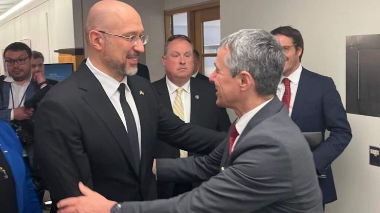Le financement de la reconstruction de l'Ukraine ne doit pas se faire sur le dos d'autres projets, a dit Ignazio Cassis au lendemain de sa rencontre à Washington avec le premier ministre de l'Ukraine Denys Chmyhal.