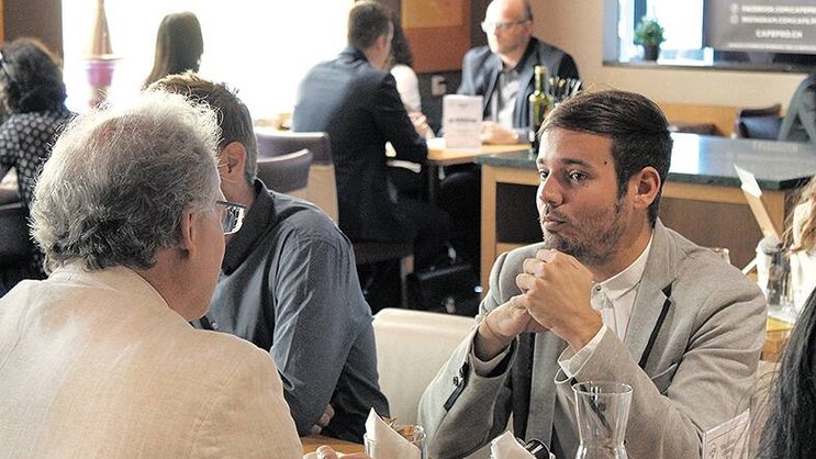 Pour les entreprises, rencontrer des postulants dans un restaurant peut s’avérer moins cher et plus efficace qu’une annonce.