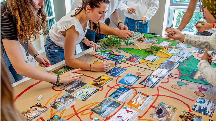 L’association est fondée officiellement en 2018, après trois ans de mise au point. Les ateliers ont essaimé dans 157 pays, dans 45 langues, au travers de plus de 70'000 bénévoles.