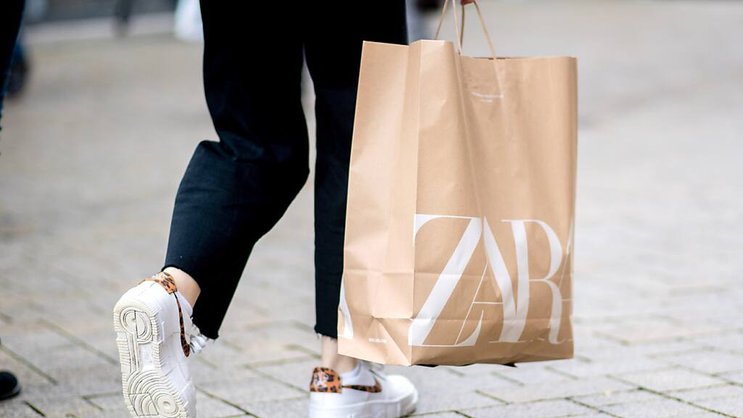 Le groupe espagnol, propriétaire de sept marques dont Zara, Bershka et Massimo Dutti, explique ce résultat par le dynamisme de ses ventes, qui ont progressé de 7% sur un an, pour atteindre 8,15 milliards d'euros. (KEYSTONE/DPA/Hauke-Christian Dittrich)