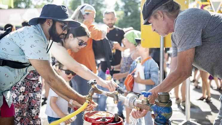 Face à la grosse chaleur, la ville de Zurich a mis à disposition 630 robinets d'eau potable supplémentaires pendant la Züri Fäscht.