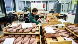 Un atelier de la fondation Alfaset, dont l’une des activités consiste à fabriquer des prothèses en partenariat avec la Croix-Rouge.