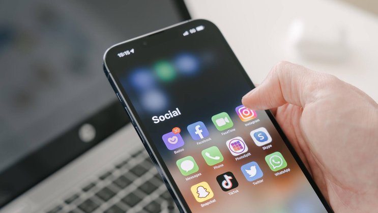 Si un compte privé sur les réseaux sociaux est utilisé à des fins professionnelles, une validation préalable pourrait être exigée avant publication.