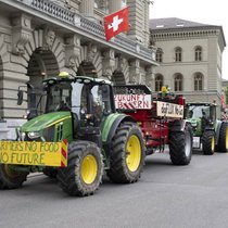 Les paysans suisses jugent globalement plus positivement leurs conditions de vie, selon une enquête fédérale publiée lundi, mais des critiques demeurent, notamment sur la politique agricole (illustration).
