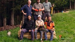 Une équipe motivée: le président de FreeTheBees, André Dunand (à l'arrière, à gauche), avec les bénévoles de UBS Helpetica sur le chemin de découverte à Vaulruz FR.