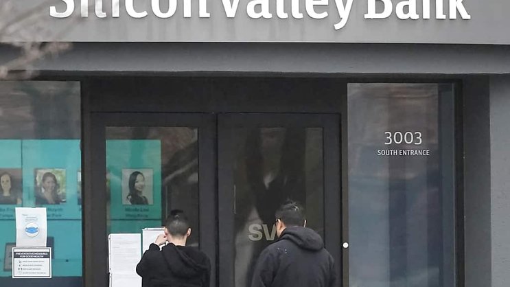 La branche britannique de la banque californienne en faillite Silicon Valley Bank (SVB) détenait des prêts pour environ 5,5 milliards de livres et des dépôts d'environ 6,7 milliards.