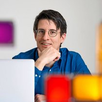 Johan Rochel a étudié la philosophie et le droit. Aujourd'hui, il fait un pont entre ces deux disciplines en traitant de sujets tels que la migration, la politique internationale ou l'innovation.