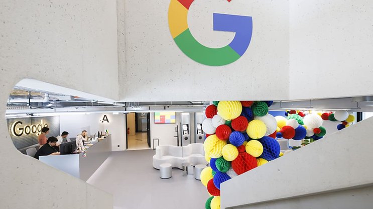 Comparable au droit d'auteur, le droit voisin permet aux éditeurs de réclamer des dédommagements aux plateformes comme Google ou Facebook pour l'utilisation de leurs contenus. Sur la photo, le campus de Google à Zurich, lors de l'inauguration en juin 2022.