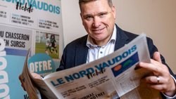Le rédacteur en chef Jean-Philippe Pressl-Wenger pose avec le premier numéro du Nord Vaudois.