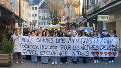 L'initiative de Sarah Andereggen (tout à gauche) a réuni près de 140 personnes au coeur de Monthey.