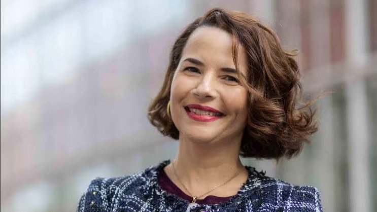 Daniela Frau est chargée de cours à la School of Management & Law de la ZHAW. Elle fait de la recherche et donne des conseils sur la gestion de la diversité dans les organisations ainsi que sur les modèles de direction inclusifs.