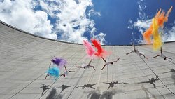 Un spectacle volant sur le barrage d’Emosson, un exemple d’événement original organisé pour les entreprises.