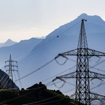 Les lignes électriques aériennes doivent avoir la priorité pour l'extension du réseau suisse de transport d'électricité, estime une commission parlementaire (archives).