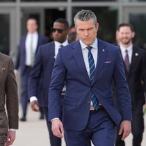 Le secrétaire à la Défense américain, Pete Hegseth (au premier plan), n’a pas supporté que le CEO d’Anthropic, Dario Amodei, refuse l’utilisation militaire de l’IA Claude. Les sanctions n’ont pas tardé à s’abattre sur l’entreprise californienne.