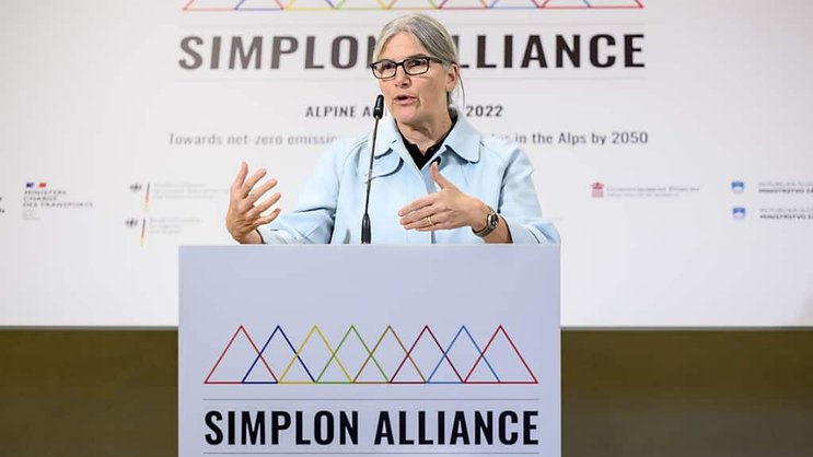 Dans les Alpes, le réchauffement climatique se manifeste deux fois plus fortement qu’en moyenne mondiale avec "des répercussions directes que presque aucune autre région d'Europe ne connaît", indique Maria Lezzi, directrice de l'Office fédéral du développement territorial, qui représente la Suisse.