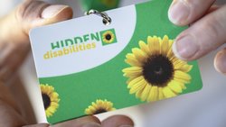 Le cordon "tournesol" destiné aux voyageurs présentant un handicap invisible est désormais disponible dans tous les centres de voyage CFF de Suisse. (Photo d'archive)