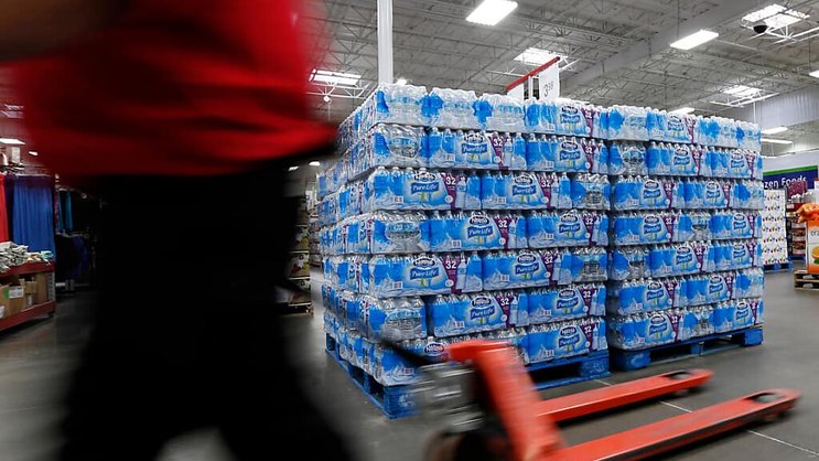La directrice générale de Nestlé Waters affirme que toutes les eaux sont "pures à la source", mais qu'il "peut y avoir des déviations très sporadiques". (archives)