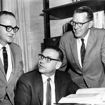 Warren Buffett, avec Bill Scott et John Harding, qui furent les deux premiers collaborateurs clés recrutés par l’expert en finance dans les années 1950.