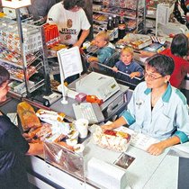 Dès les années 80, les distributeurs comme Coop ont considérablement augmenté leur assortiment dans les rayons des supermarchés.