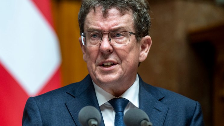 Le ministre de l'environnement Albert Rösti a dû répondre à plusieurs interpellations en lien avec les pesticides et la protection de l'eau au National.