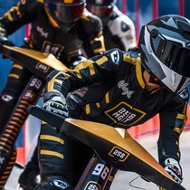 Les e-scooters ne peuvent pas dépasser 20 km/h, la puissance maximale de leur moteur est fixée à 500 watts et ils doivent emprunter les voies cyclables. L'an dernier, la ville de Sion organisait le premier championnat du monde de e-scooters (photo), des engins capables de rouler à plus de 100km/h