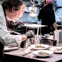 Frédérik Kondratowicz, chef de l’Hôtel de Ville à Fribourg, a l’habitude de se fournir au marché, où il connaît bien les producteurs.