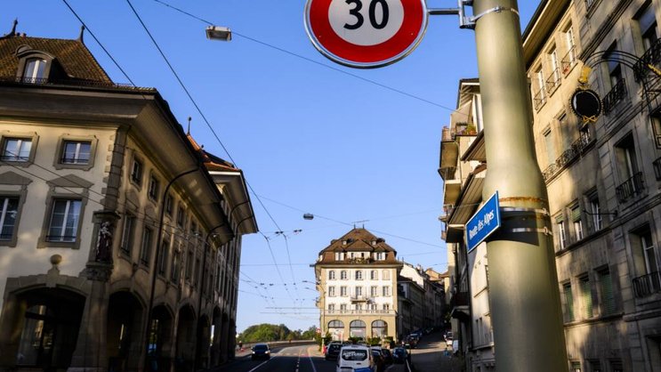 L'introduction assez large du 30 km/h en ville de Fribourg en octobre 2023 suscite une vive discussion dans le canton depuis entre centre-droit et gauche (archives).