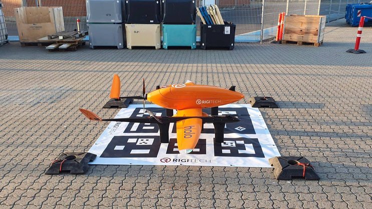 La start-up RigiTech a accompli il y a quelques semaines une petite prouesse technologique en livrant grâce à un de ses drones, sans la moindre intervention humaine, une pièce de rechange sur un parc d’éoliennes situé sur la mer du Nord, au large des côtes du Danemark.