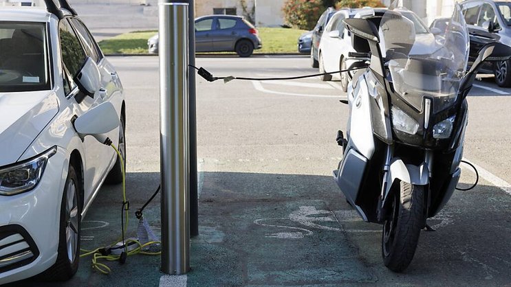 Les véhicules électriques seront imposés au taux ordinaire de 4% dès 2024 (illustration).