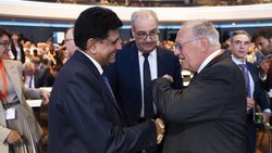 Le ministre indien du Commerce et de l’Industrie, Piyush Goyal, accueilli par le conseiller fédéral Guy Parmelin et l’ancien conseiller fédéral Johann Schneider-Ammann, lors du salon Swissmem Industry Day.