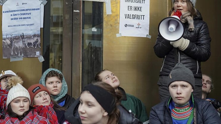 Greta Thunberg et d'autres militants bloquant l'entrée du ministère du pétrole et de l'énergie, le lundi 27 février.