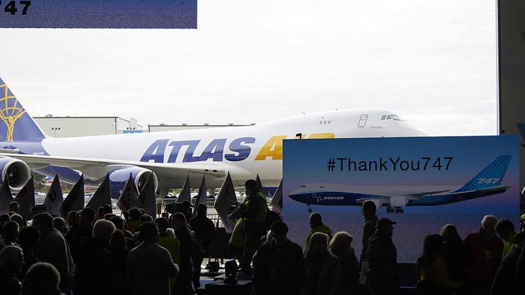 Anciens et actuels employés, clients et fournisseurs se sont rassemblés à Everett pour assister à la remise du dernier 747 produit.