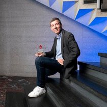 Christophe Lelong, cofondateur de Vulgaroo, a reçu son prix le 9 décembre dernier lors d’une cérémonie organisée au siège de Debiopharm à Lausanne.