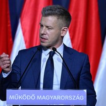 "Il est temps d'appeler la corruption par son nom : du vol", a déclaré Peter Magyar devant des centaines de sympathisants, accusant le camp d'Orban d'avoir détourné des milliers de milliards de forints (des milliards d'euros).