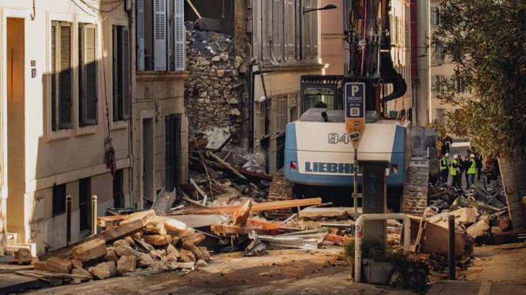 Les pompiers ont retrouvé deux corps dans les décombres de l'immeuble effondré à Marseille.