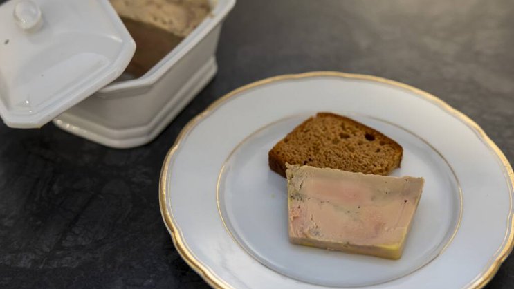 Le foie gras issu du gavage devra être dûment déclaré en Suisse dès le 1er juillet, a décidé le Conseil fédéral (illustration).