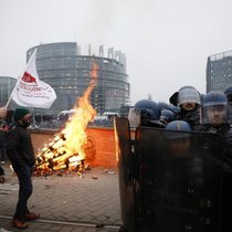 Des milliers d'agriculteurs ont manifesté mardi devant le Parlement européen contre l'accord avec le Mercosur.