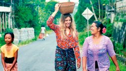 Dans l'épisode 3, Julie Marot s'immerge dans la vie quotidienne de Made et de sa famille.