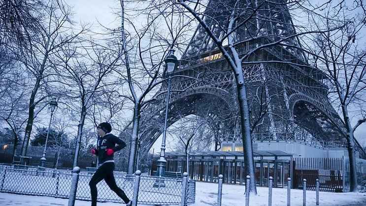 En 2023, 6,3 millions de touristes sont monté sur la tour Eiffel, un nombre plus élevé qu'avant la pandémie de Covid. Les Français restent les premiers visiteurs, suivis par les Nord Américains (Archives).