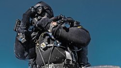 La montre Blue Shark III de Delma, capable de résister à des prodondeurs de 4000 mètres, est testée ici par un champion de plongée dans le lac Baïkal, en Sibérie.