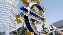 Ces marchés financiers restent "vulnérables à des baisses soudaines de cours", alors que l'optimisme qui a suivi les places boursières mondiales après les creux d'avril "a encore fait grimper" le cours des actions de ces groupes déjà élevés, a déclaré le vice-président de l'institut monétaire.