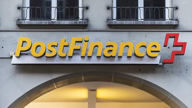 Le logo de Postfinance dans sa succursale de la Aarbergergasse à Berne (photo d'archives)