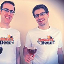 Lucien Martin (à d.) et Léon Metz, les deux cofondateurs de SmartBeer, font découvrir des bières artisanales suisses.