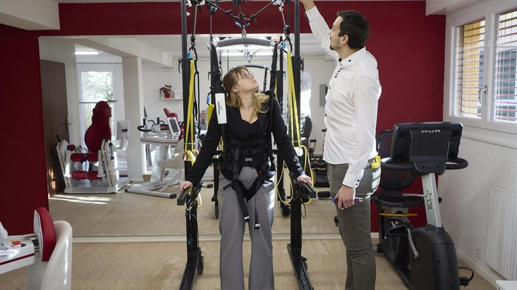 Le Skywalk, testé par Amalric Ortlieb, permet au patient de marcher en étant partiellement déchargé de son poids.