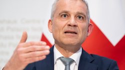 Le conseiller fédéral Beat Jans, avec des représentants cantonaux et des milieux économiques, a lancé la campagne du non à l'initiative "Pas de Suisse à 10 millions!" lundi à Berne.