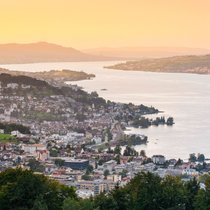 D'une manière générale, les communes situées au bord du lac de Zurich occupent toujours les premières places du classement.