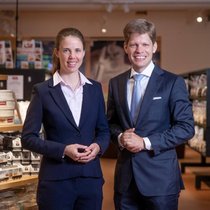 Rencontrés sur les bancs de l’EPFL, Dania et Nils Kambly ont repris ensemble la biscuiterie familiale centenaire, qu’ils dirigent aujourd’hui comme un projet de vie.
