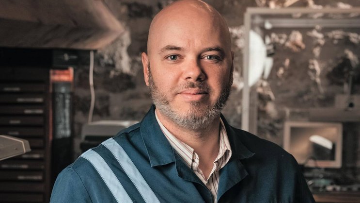 Olivier Mory, horloger constructeur de 42 ans à La Chaux-de-Fonds, est en passe d’ébranler la notion même de haute horlogerie en Suisse.