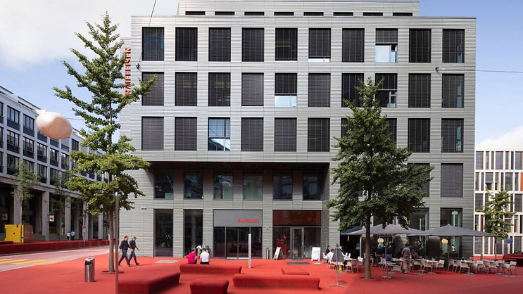 Le nom de la place Raiffeisen à St-Gall, située devant le siège national de la banque suisse, a suscité la polémique au printemps dernier. Un comité avait demandé qu'elle soit rebaptisée à cause de l'antisémitisme du fondateur allemand des premiers réseaux financiers Raiffeisen (archives).