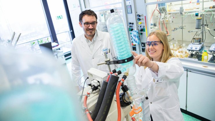 Roche dépense plus de 12 milliards de francs par an pour la recherche et le développement de nouveaux médicaments et diagnostics et figure en tête du classement des entreprises les plus innovantes de Suisse 2022.